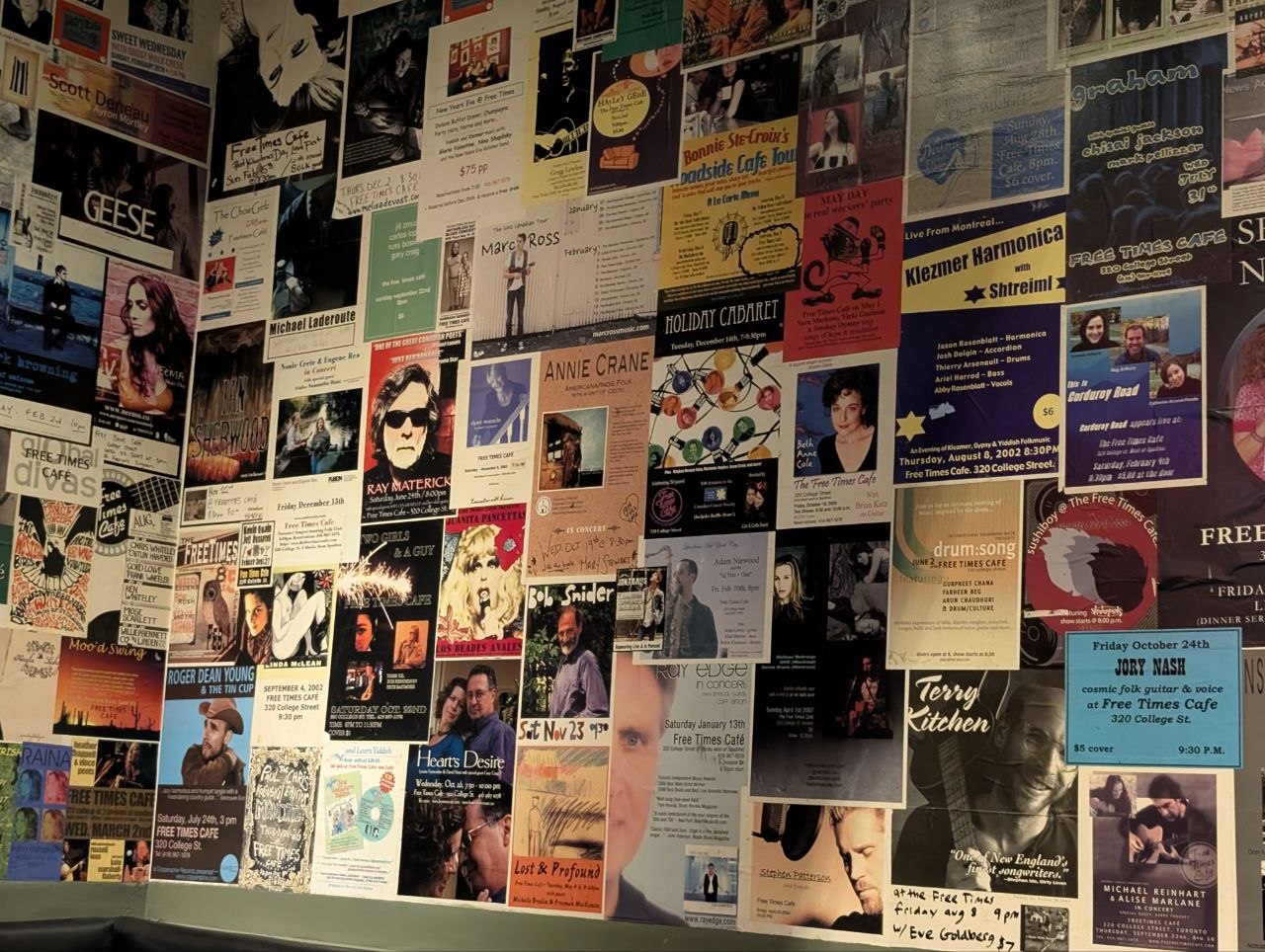 Стіна Free Times Cafe, заклеєна афішами минулих концертів шар на шарі.