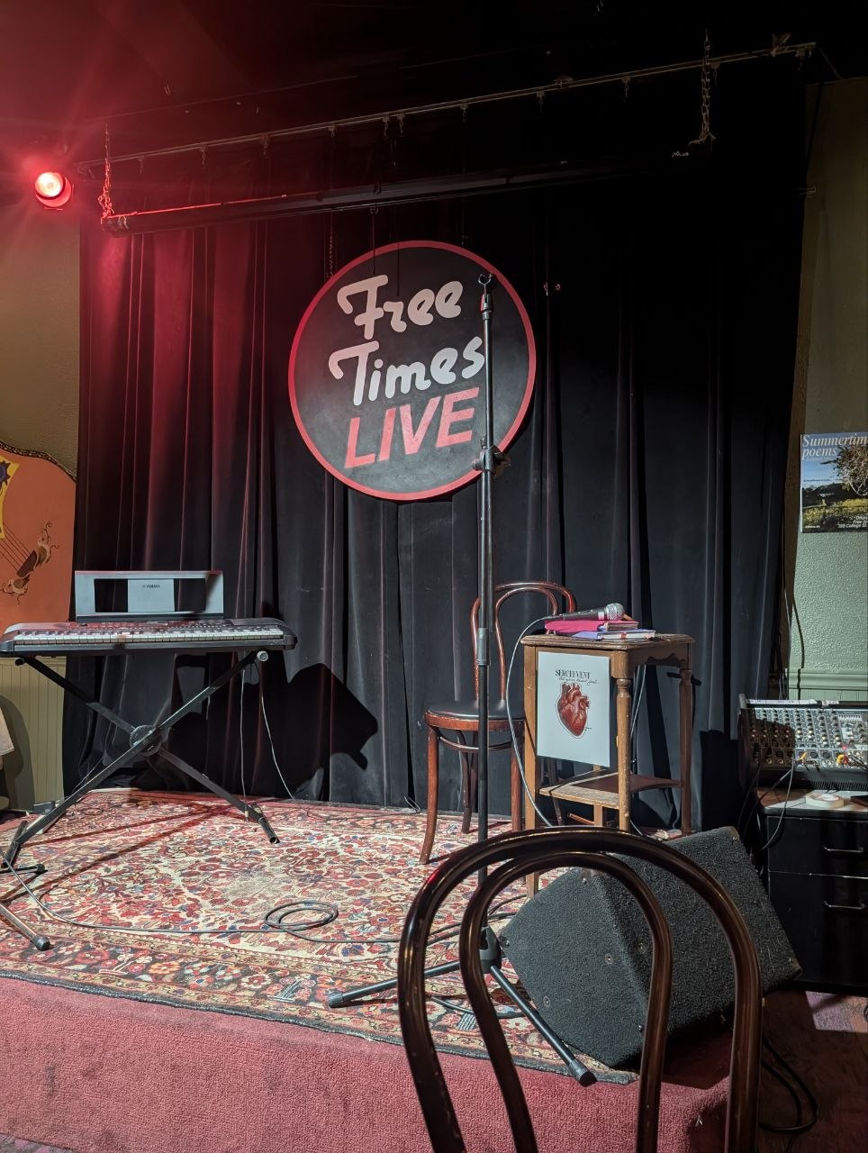 Сцена Free Times Cafe перед початком вечора. Праворуч на стіні афіша Summertime poems.